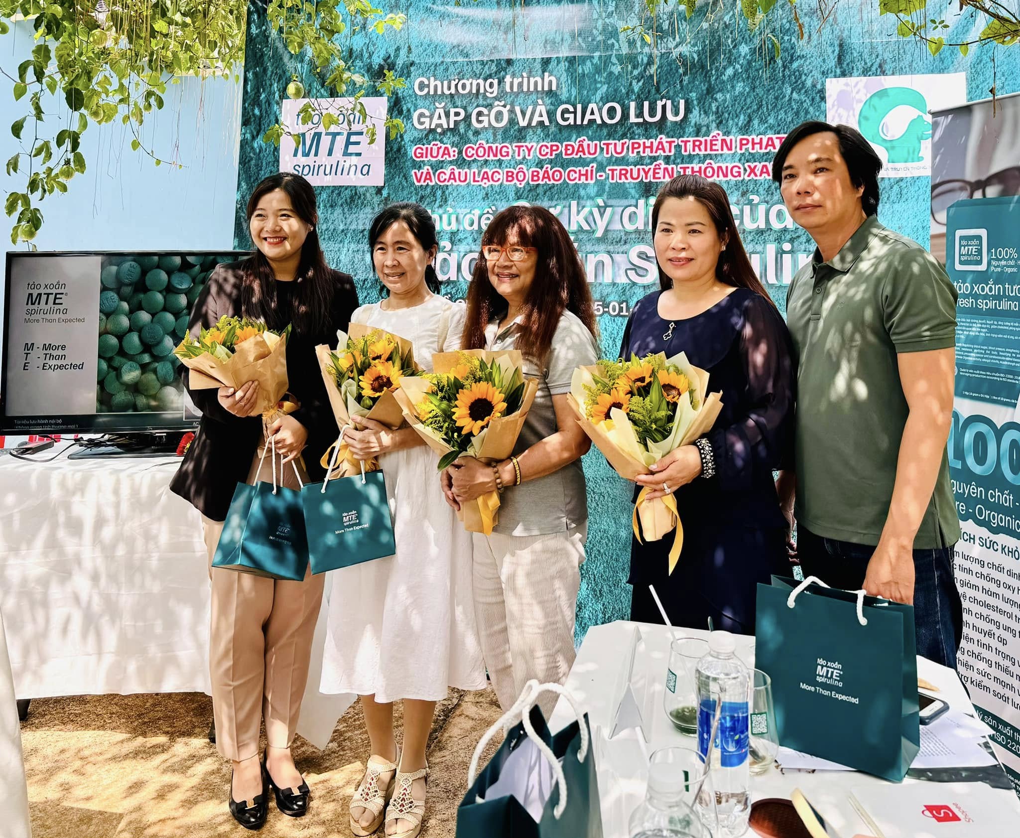 CLB Báo chí và Truyền thông Xanh trải nghiệm quy trình nuôi tảo xoắn MTE Spirulina