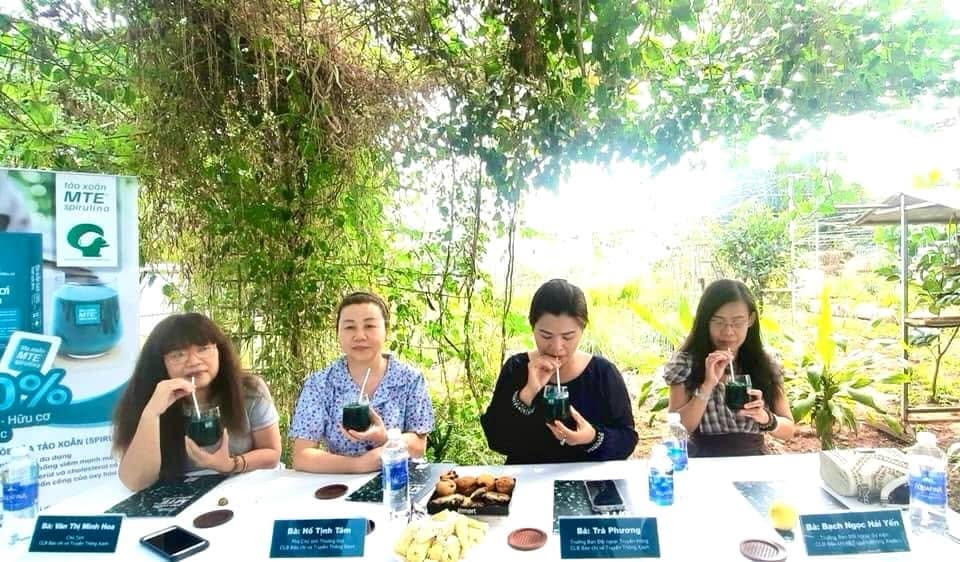 Thành viên đoàn trải nghiệm sản phẩm tảo xoắn MTE Spirulina