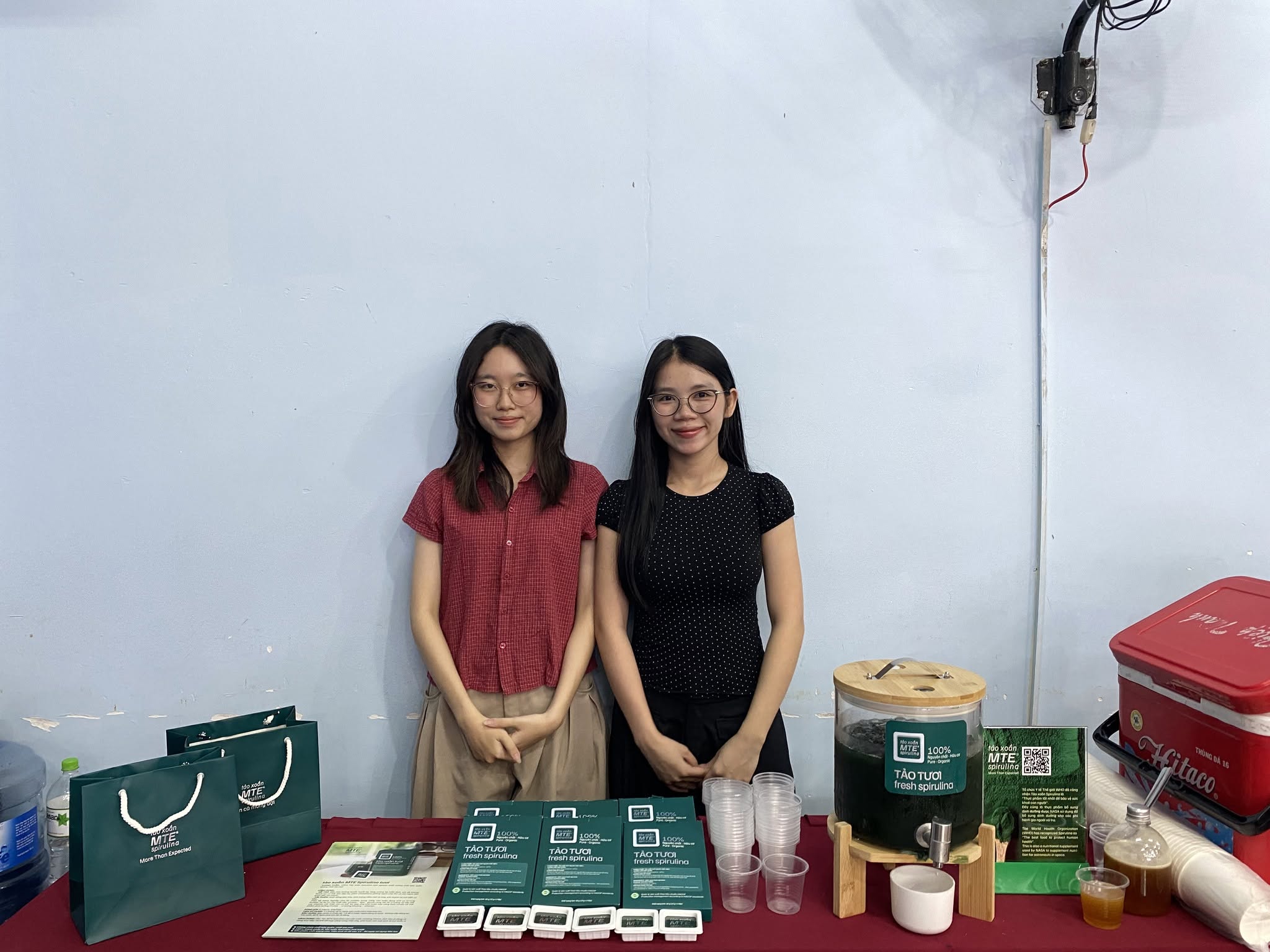 Nhân sự MTE Spirulina tại bàn trưng bày sản phẩm tảo xoắn tươi trong Đại hội Hội Doanh nghiệp xã Bình Mỹ.